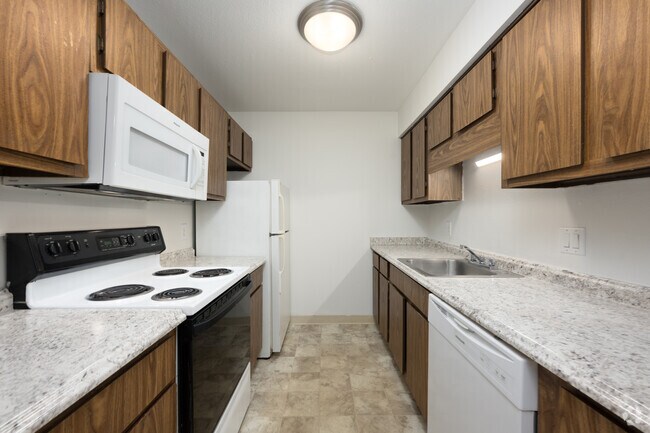 2BR, 1BA - 905SF - Kitchen
