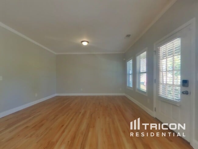 Photo - 700 St James Pl