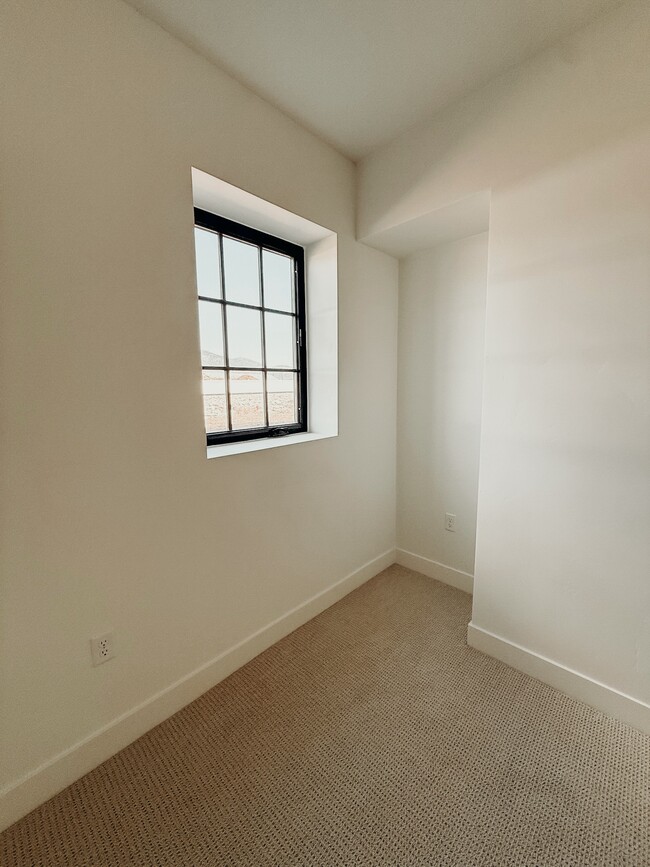 Photo - 1146 S Lauren Ln Unidad Cozy Daylight Basement