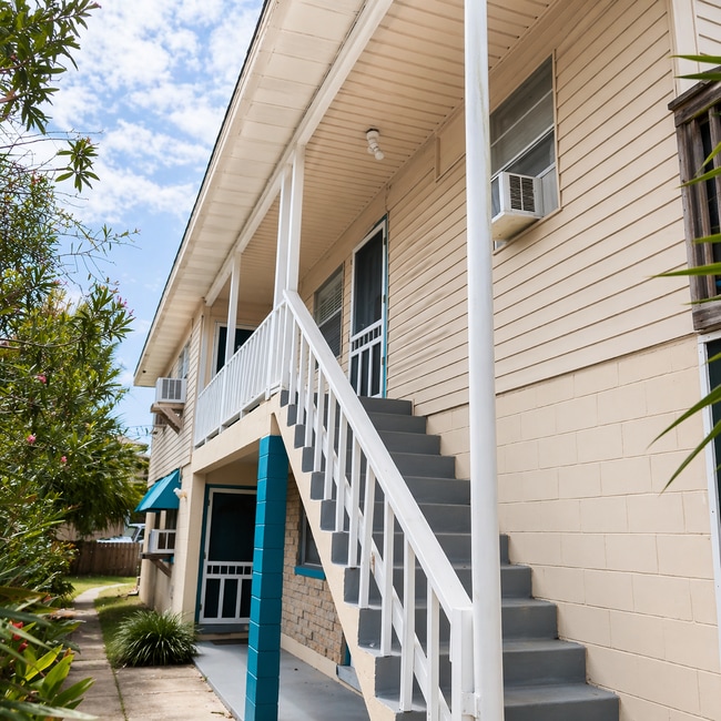 Building Photo - 208 12th Ave N Unit 4