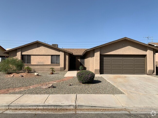 Building Photo - 4 BEDROOM POOL HOME!