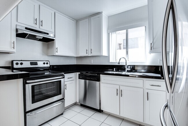 Majestic East & West Apartments - Majestic East & West Apartments