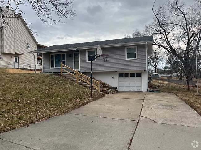Building Photo - Charming 3-Bed 1.5 Bath Raised Ranch with ... Rental
