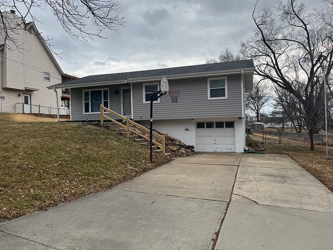 Building Photo - Charming 3-Bed 1.5 Bath Raised Ranch with ... Rental