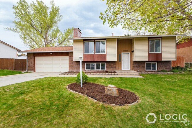 Building Photo - Highly sought-after location in the Sandy ... Rental