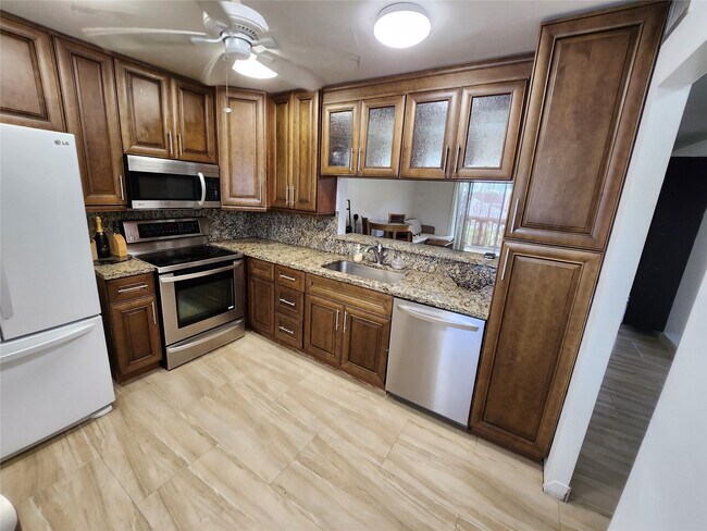 Building Photo - 219 NE 14th Ave