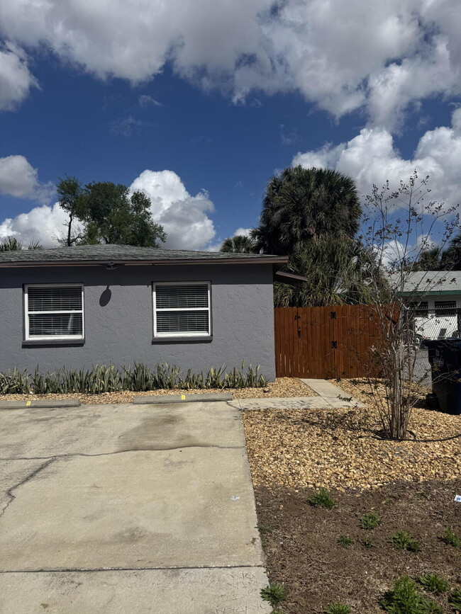 Building Photo - 1711 W Carmen St Unit B