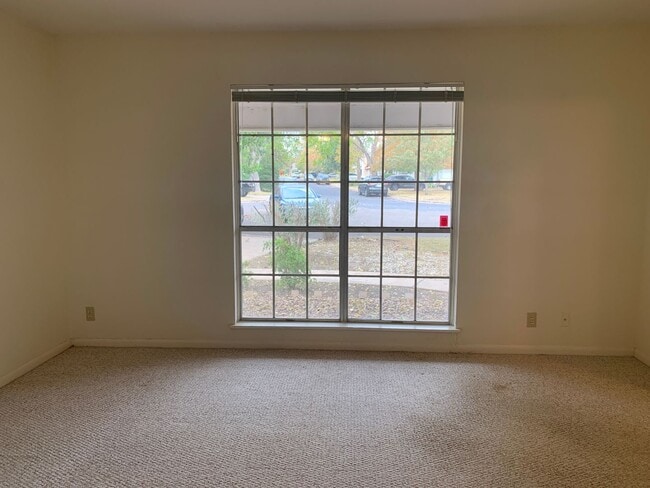 Photo - Lovely 4/2 in Brentwood Neighborhood