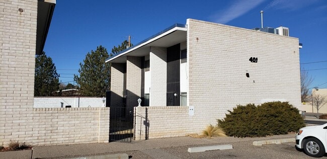 Building Photo - 401 Graceland Dr SE Rental