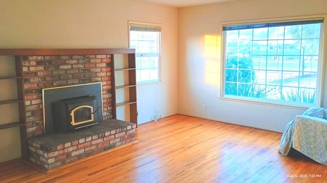 Photo - Beautiful Country Setting Close to Everything!