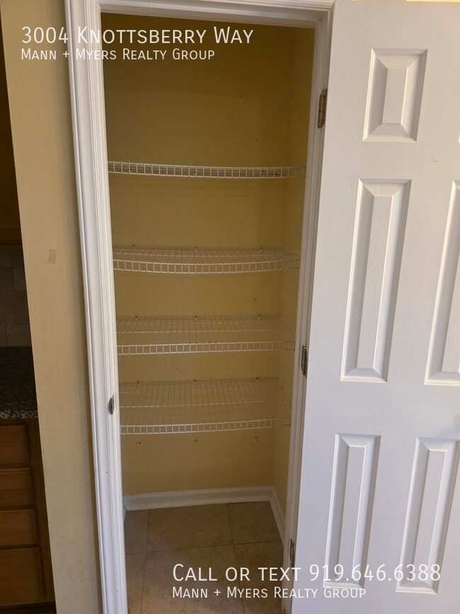 Photo - 3004 Knottsberry Way