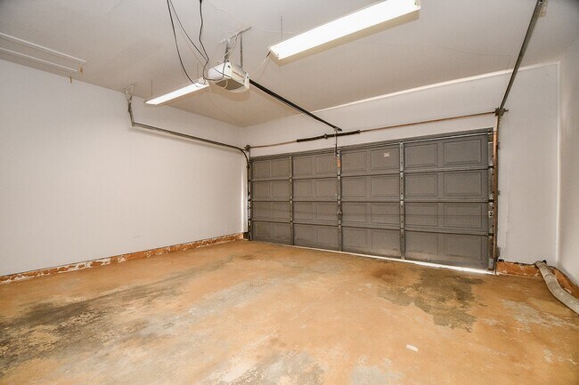 Building Photo - 8085 El Mundo St Unit 8085