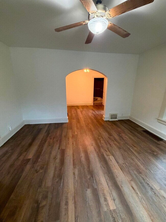 Photo - 652 N Oak St