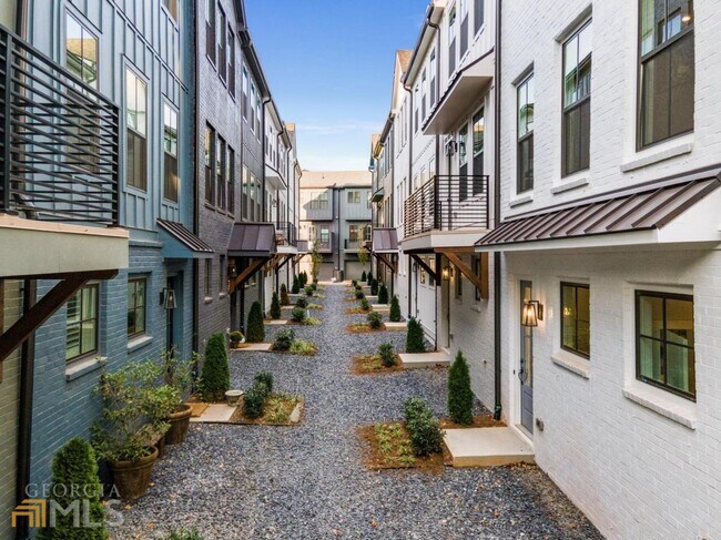 Photo - 161 Chestnut Cir Townhome