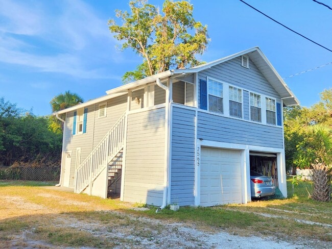 Photo - 2565 Third St