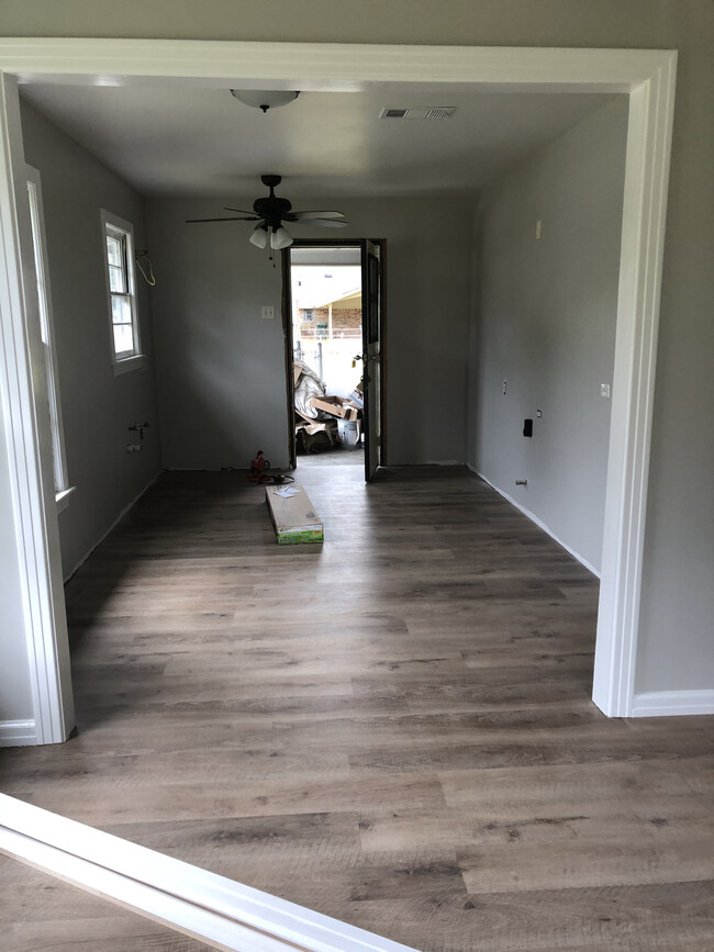 Shows kitchen and breakfast room from living room. Open floorplan with lots of natural light. - 601 Eason Pl Casa