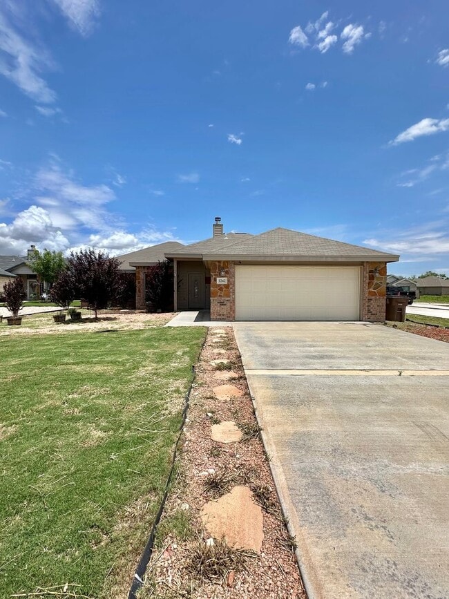Now Available - Updated 3-Bedroom Home in ... - Now Available - Updated 3-Bedroom Home in ...