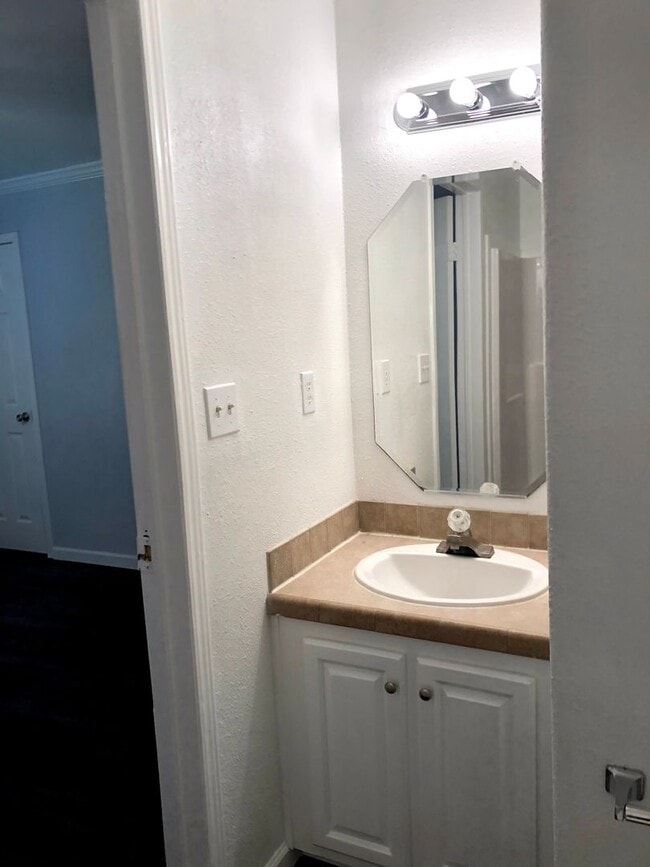 Photo - Room For Rent Unit 168 Varsity Rm B