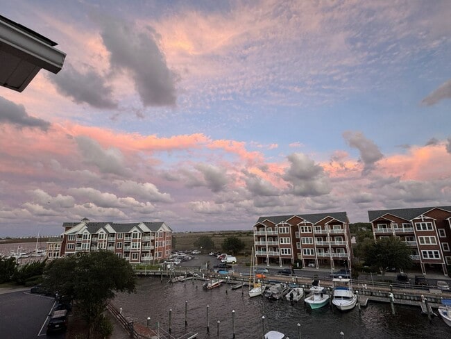 Building Photo - Top Floor Condo with Stunning Sound Views