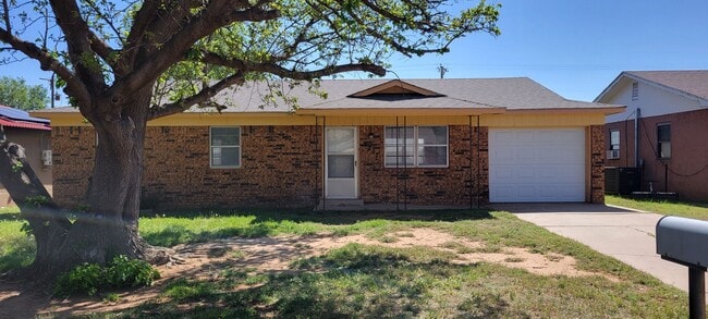 Building Photo - GREAT THREE BEDROOM 2 BATH HOME IN NORTH CLOVIS