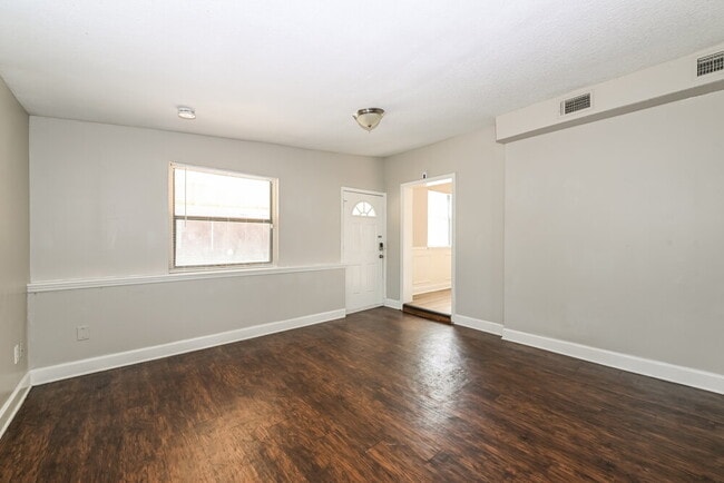 Photo - 2611 Lowes Pl