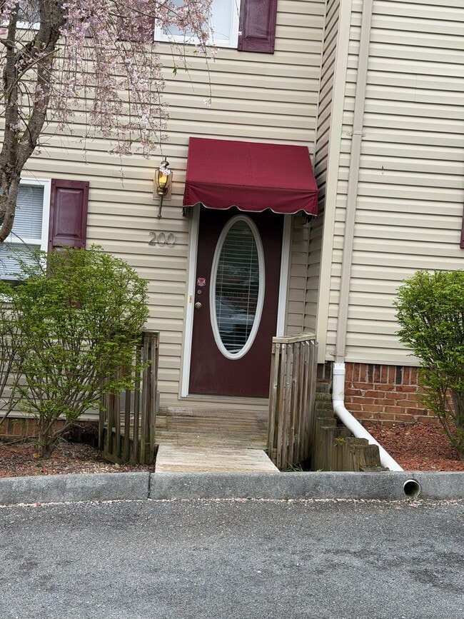 Building Photo - 2-bedroom, 1 full bath with 2-half baths Condo Gray TN