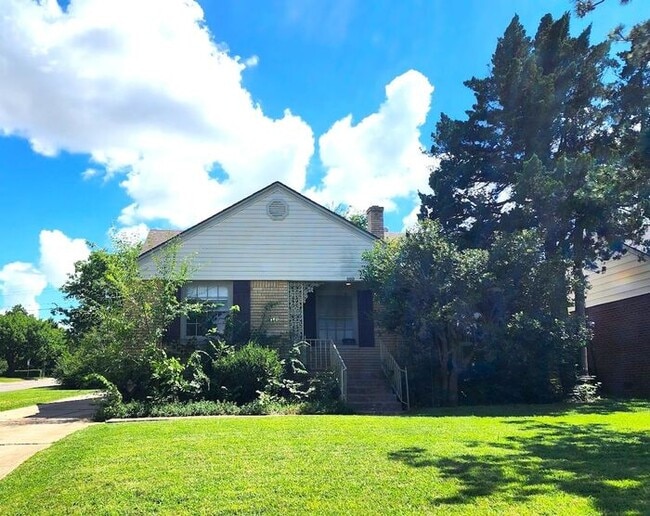 Building Photo - Super Cute 3 Bedroom 1 Bath Cottage in the DOUGLAS PLACE ADD NW OKC