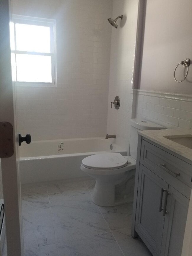 Full Bathroom - 456 Lincoln Blvd