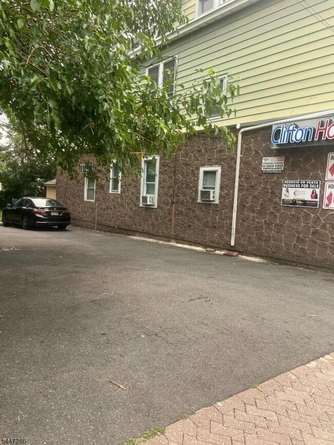 Photo - 673 Clifton Ave