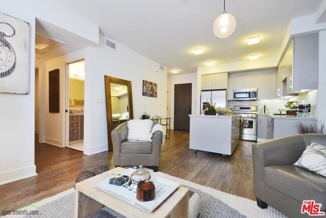 Building Photo - 1168 S Barrington Ave Unit 307 Rental