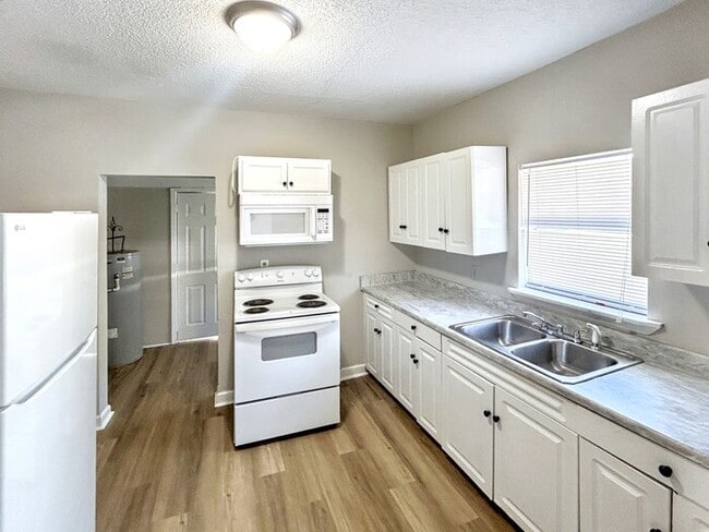 Photo - 430 Center St