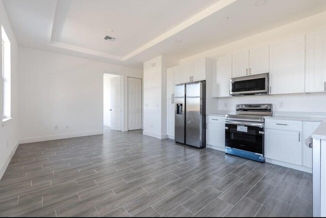 Photo - 195 Rotonda Blvd W