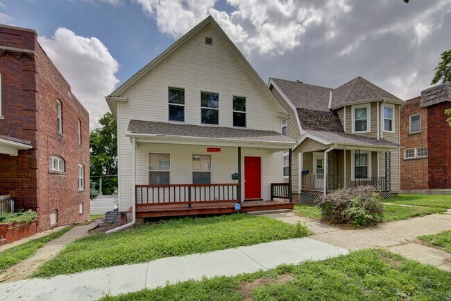 Building Photo - Does not qualify for government assistance... Rental