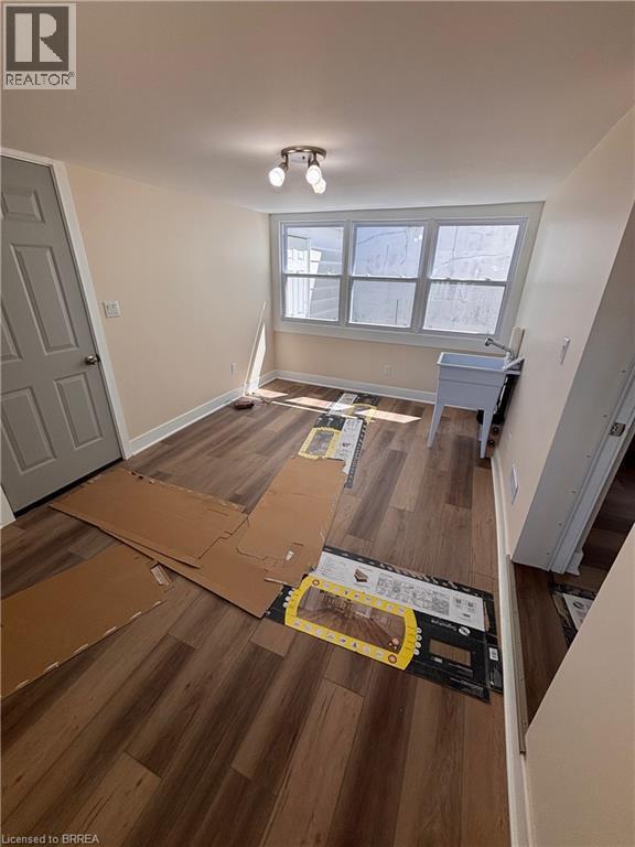 Photo - 130 King St