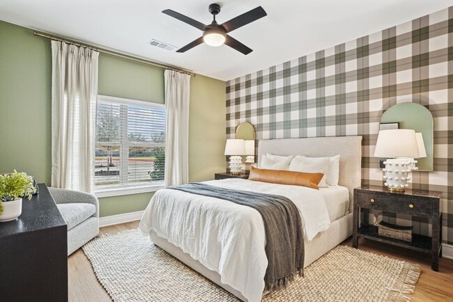 Dormitorio con ventana y vestidor