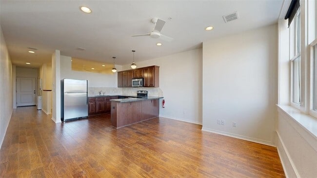 Photo - 206 N Main St Unidad 128