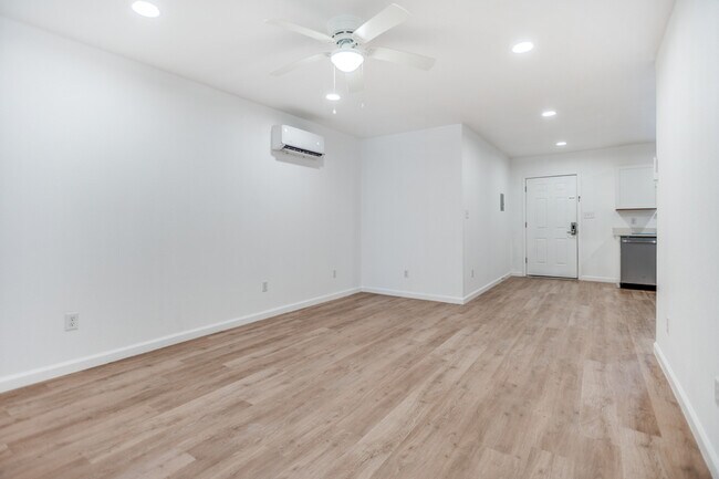 Photo - 905 W Abram St