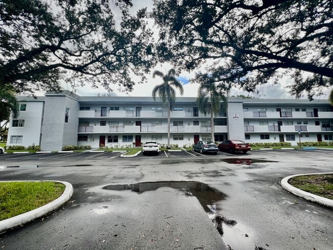 Building Photo - 8405 NW 61st St Unit D305