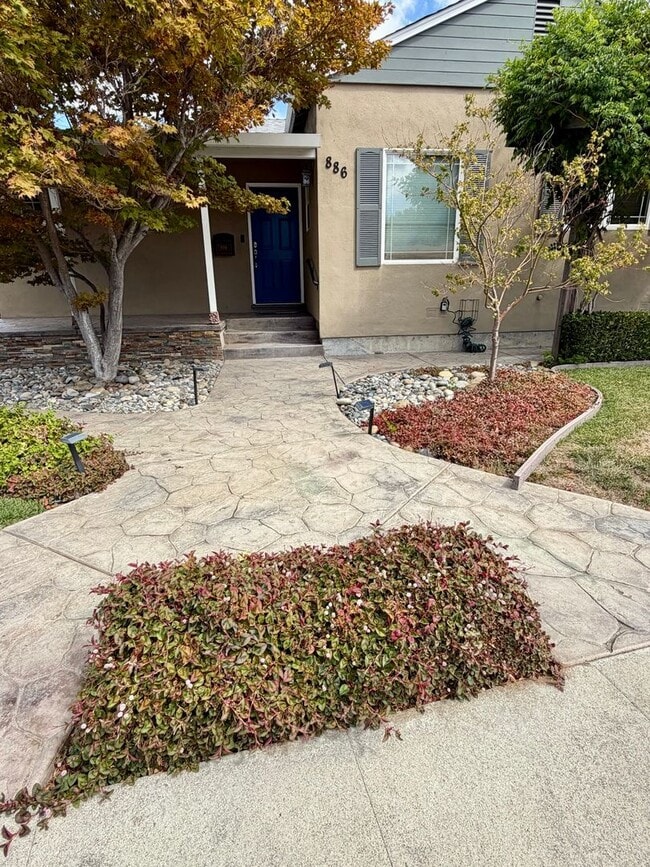 886 N Redwood Ave