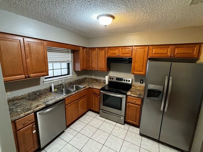 Photo - 867 Birchwood Ln