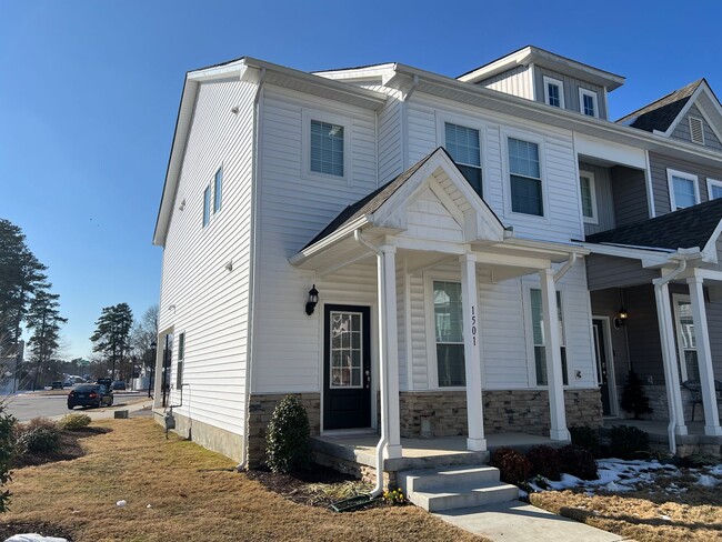 End unit townhome in the new Huntington Po... - End unit townhome in the new Huntington Po...