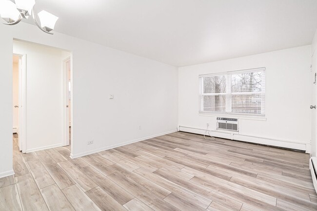 Photo - Lindsay Court Apartments