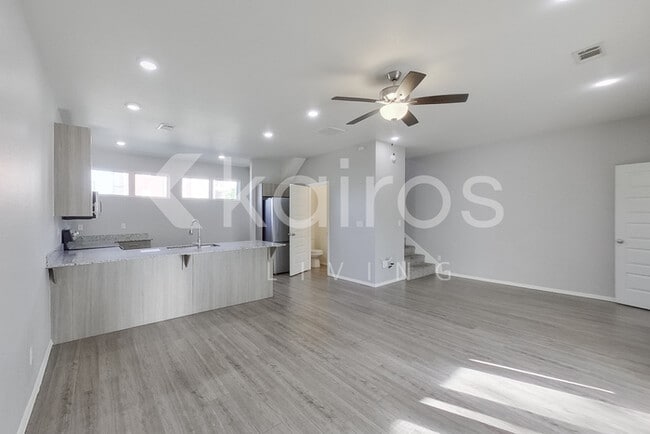 Photo - 1666 S Razorback Rd