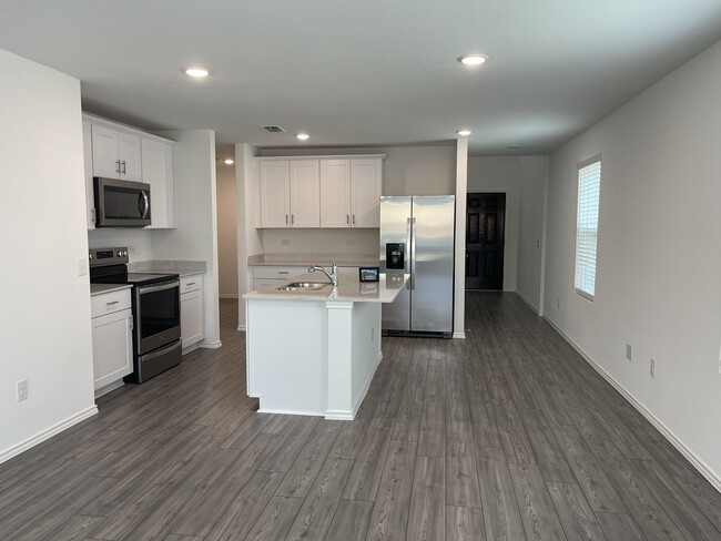 Photo - 825 Breakwater Dr