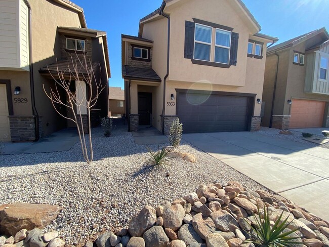 Photo - Beautiful 4 bed and 2.5 Bath in Desert Bluff Townhomes at Desert Canyons