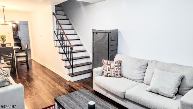 Photo - 8 Van Nostrand Ave