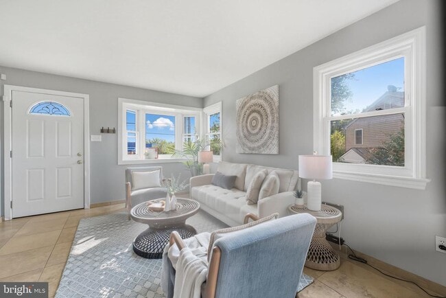 Photo - 6942 University Dr