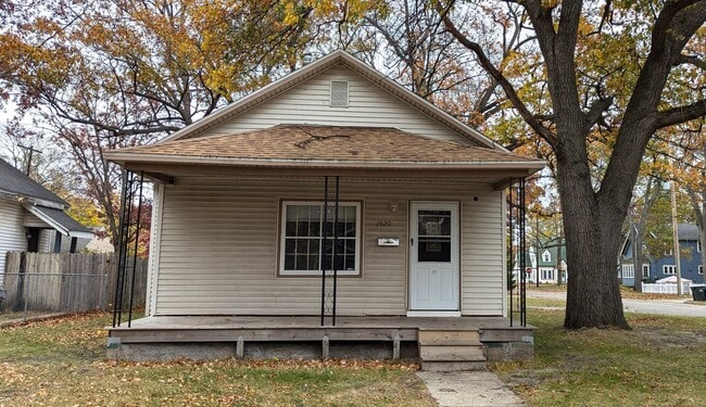 Building Photo - 1920 5th St