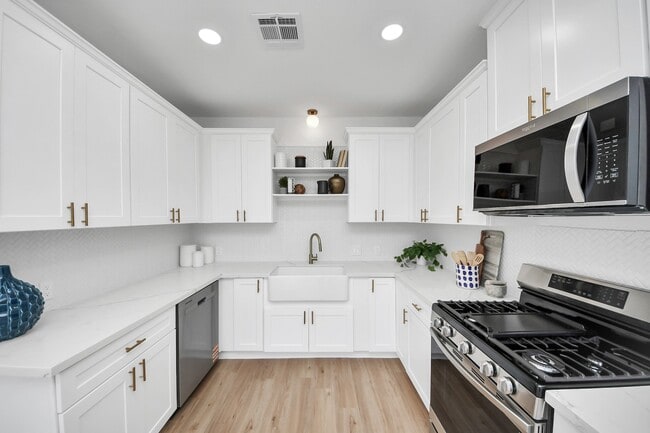 Building Photo - 300 Narcissus Rd