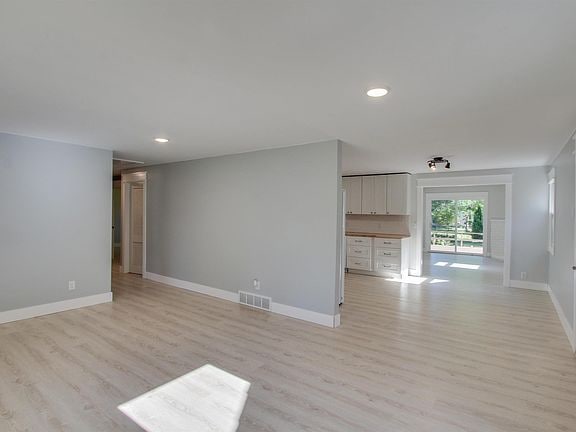 Photo - 1865 Maple Dr